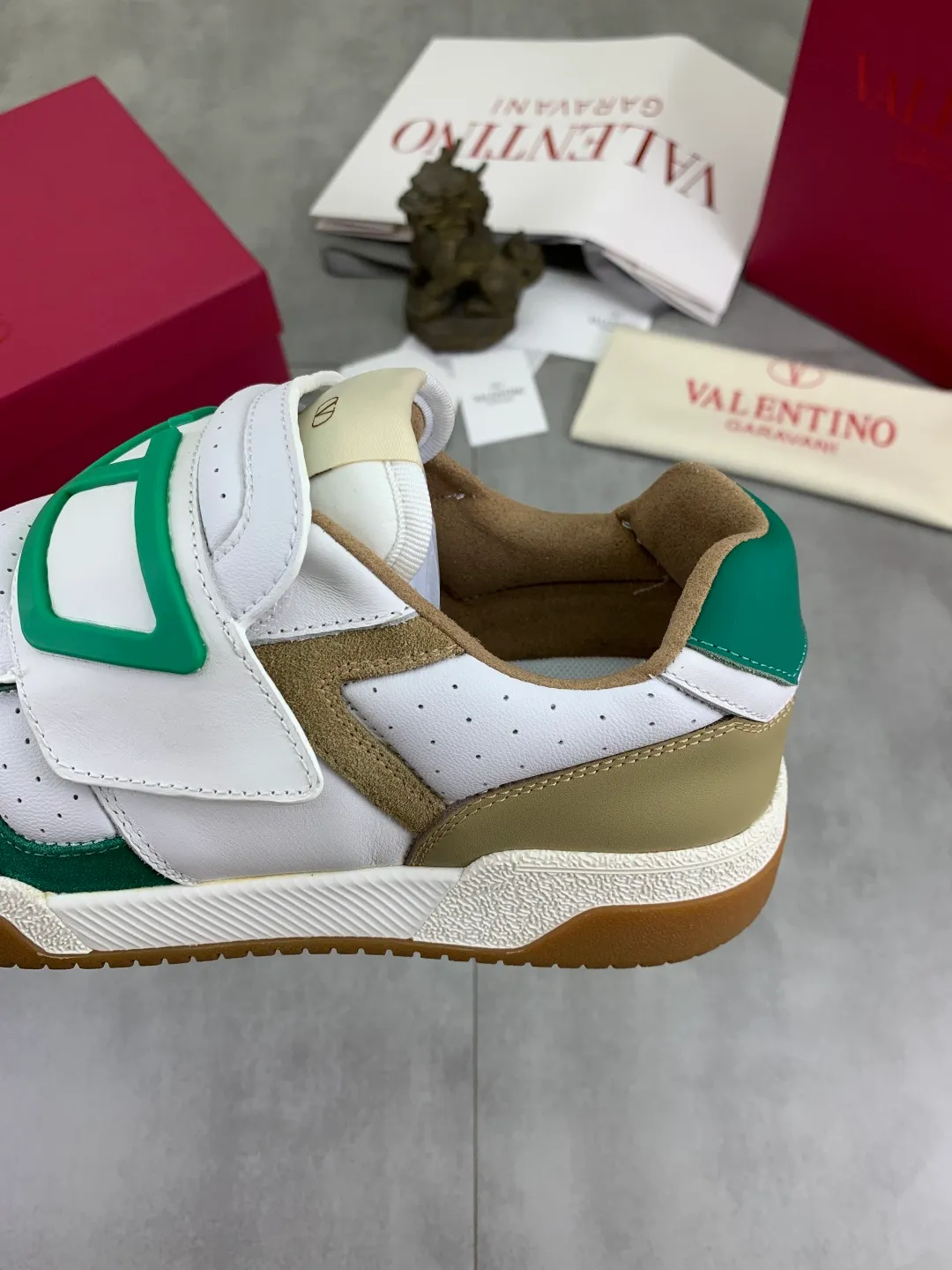 Men's men's shoes 💰P640 new style latest Valentino Valentino V family new casual young fashion trend sports shoes full of vitality, no age limit, very light and comfortable on the foot, packaging, original purchase and development, production, various color combinations are eye-catching, activate the charming sunny boy, the shoe design combines coolness with daily style, full of street feeling, multi-color options!   Fabric: original material splicing/first-layer cowhide Lining: imported cowhide/original logo sweat-absorbent and breathable foot pad Outsole: TPU foam lightweight material outsole Brand injection insole Code number: 38-46 Full set of packaging Color: 3️⃣ colors available